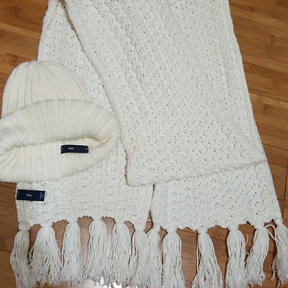 Gap of white wool scarf and hat